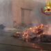 Incendio a Giugliano: in fiamme deposito di rifiuti, fumo nero visibile a chilometri