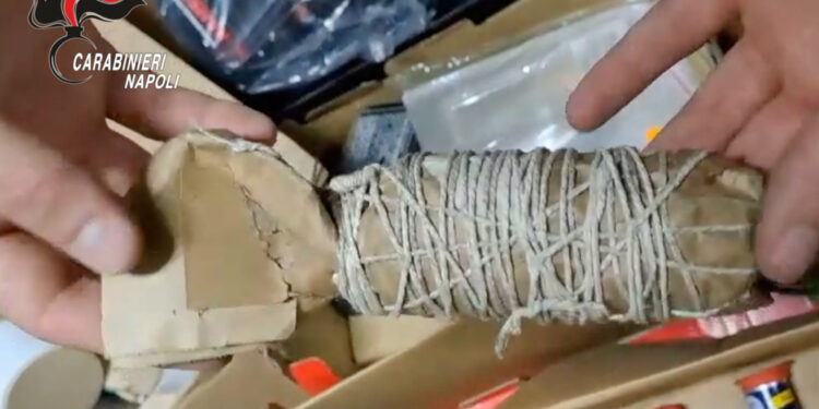 Qualiano – Casal di Principe: 65 chili di botti illegali in un box. Carabinieri arrestano insospettabile