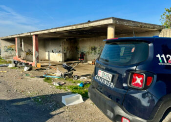 Giugliano in Campania: Controlli al campo rom tra minorenni, auto e rifiuti pericolosi