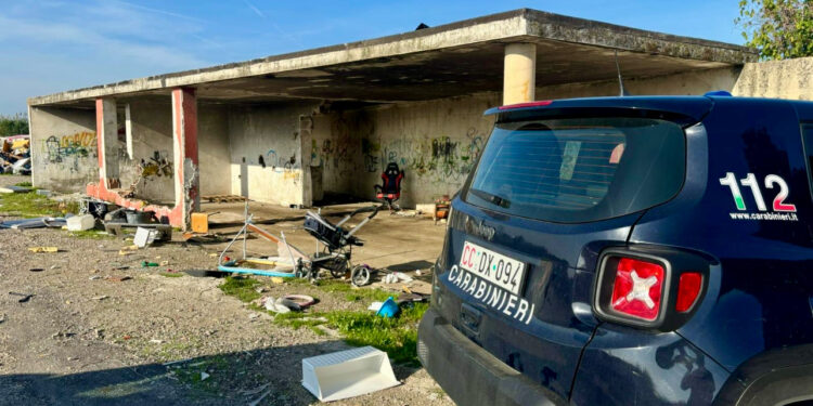 Giugliano in Campania: Controlli al campo rom tra minorenni, auto e rifiuti pericolosi
