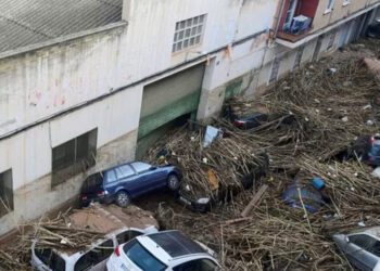 Alluvione devastante a Valencia: il ministro dei Trasporti riferisce di corpi senza vita nei veicoli, allerta continua