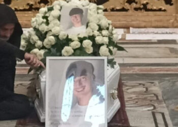 L’ultimo saluto a Emanuele Tufano, morto a 15 anni nel rione Sanità di Napoli