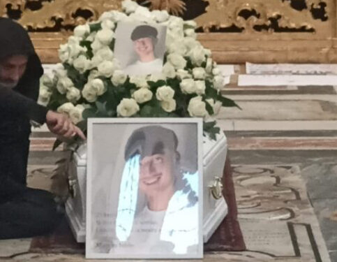 L’ultimo saluto a Emanuele Tufano, morto a 15 anni nel rione Sanità di Napoli