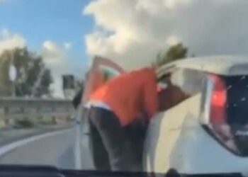 Tentato furto d’auto sulla SS 268: donna aggredita resiste, ladro in fuga