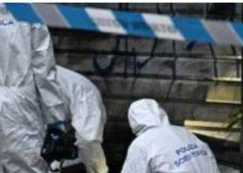 Milano: Tentata rapina finisce in tragedia, il proprietario di un bar uccide l’aggressore con le forbici