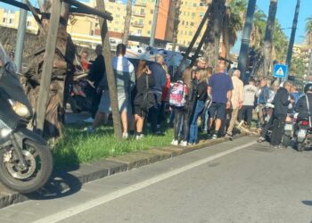 Napoli, tragedia in via Marina: mamma investita e uccisa mentre accompagna i figli a scuola