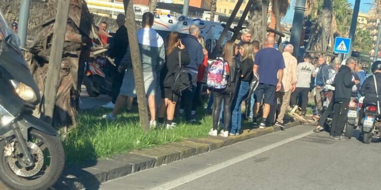 Napoli, tragedia in via Marina: mamma investita e uccisa mentre accompagna i figli a scuola