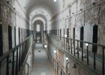 Napoli, violenza nel Carcere di Poggioreale: detenuto aggredisce brutalmente agenti della Polizia Penitenziaria