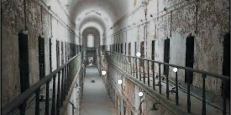 Napoli, violenza nel Carcere di Poggioreale: detenuto aggredisce brutalmente agenti della Polizia Penitenziaria