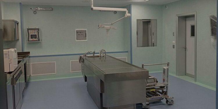 Una scoperta incredibile in sala autopsie: tre falli in un solo corpo