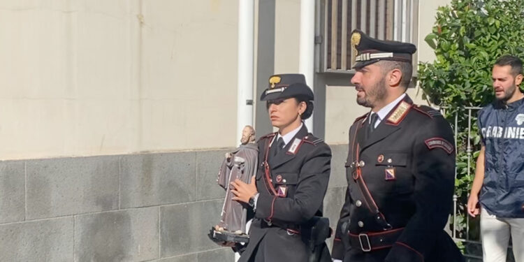 NAPOLI: ritrovata la statua di San Ciro, trafugata dall’edicola votiva in via Stanzione. Carabinieri denunciano 54enne