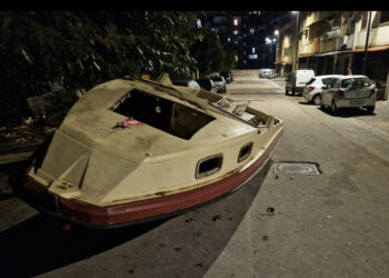 Napoli, barca abbandonata in strada a Pianura trasformata in discarica. Borrelli (AVS): “Inciviltà dilagante senza che nessuno controlli. Zozzoni vanno fermati e puniti”