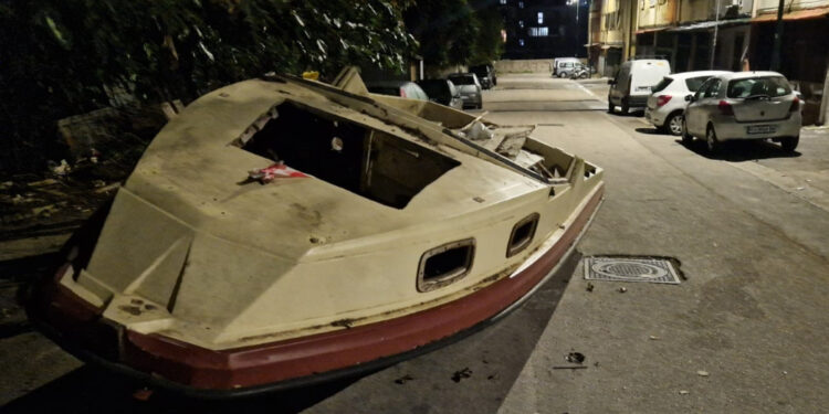 Napoli, barca abbandonata in strada a Pianura trasformata in discarica. Borrelli (AVS): “Inciviltà dilagante senza che nessuno controlli. Zozzoni vanno fermati e puniti”