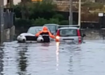 Maltempo a Catania, strade trasformate in fiumi e torrenti esondati ad Acireale: “Evitate spostamenti”