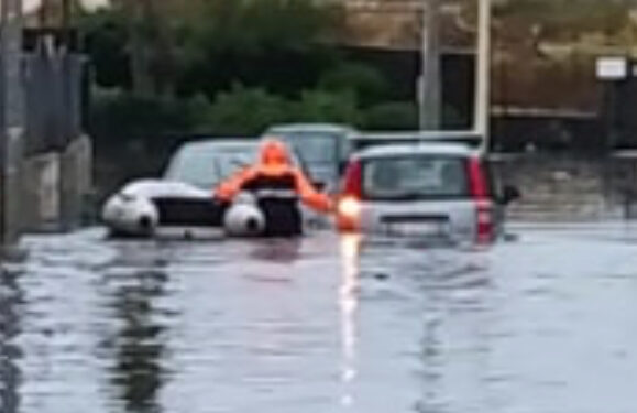 Maltempo a Catania, strade trasformate in fiumi e torrenti esondati ad Acireale: “Evitate spostamenti”