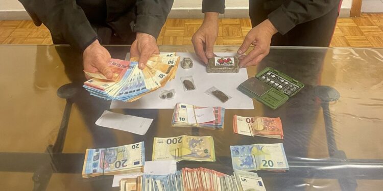 VOLLA: lo sguardo dalla droga ai Carabinieri. Traditi dall’agitazione, finiscono in manette. Sono incensurati