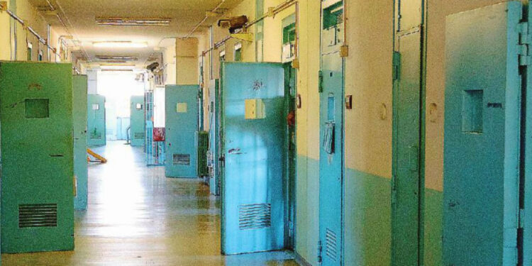 S. MARIA CAPUA VETERE, SI PRESENTA IN CARCERE CON DROGA PER IL FIGLIO DETENUTO: ARRESTATO DALLA POLIZIA
