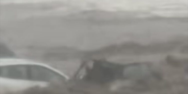 Maltempo a Catania: strade come fiumi e auto trascinate via