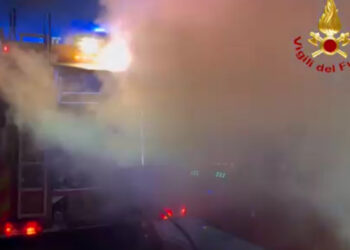 Incendio devasta fabbrica di Calzature ad Arzano: Intervengono Vigili del Fuoco e Arpac