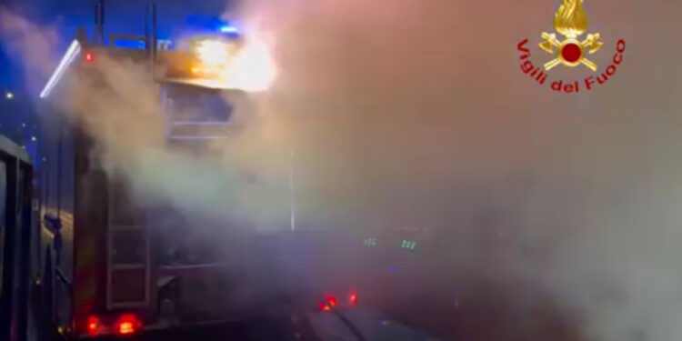 Incendio devasta fabbrica di Calzature ad Arzano: Intervengono Vigili del Fuoco e Arpac