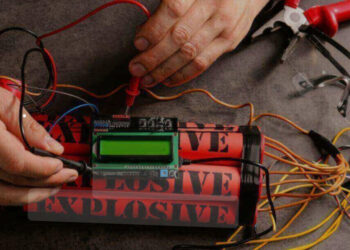 Allarme bomba a Materdei: intervento degli artificieri presso la stazione della metro