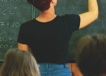 Castellammare di Stabia: insegnante aggredita e ora indagata, sequestrato il cellulare