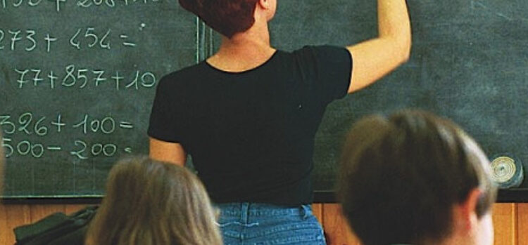 Castellammare di Stabia: insegnante aggredita e ora indagata, sequestrato il cellulare