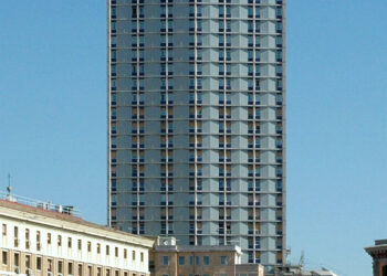 Donna precipita dal 30° piano di un hotel a Napoli: indagini in corso