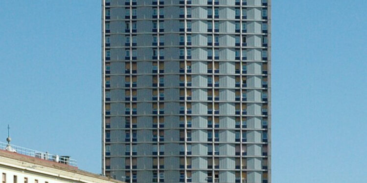 Donna precipita dal 30° piano di un hotel a Napoli: indagini in corso