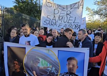 Silenzio e dolore alla fiaccolata per le vittime di Ercolano