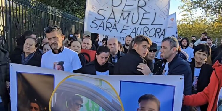 Silenzio e dolore alla fiaccolata per le vittime di Ercolano