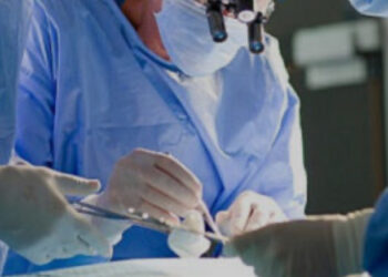 Intervento unico a Napoli: rimosso un “intestino dislocato” da gluteo e gamba