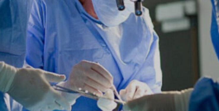 Intervento unico a Napoli: rimosso un “intestino dislocato” da gluteo e gamba