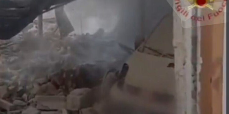 Ercolano, individuato il punto di innesco dell’esplosione: cratere al centro delle operazioni di bonifica