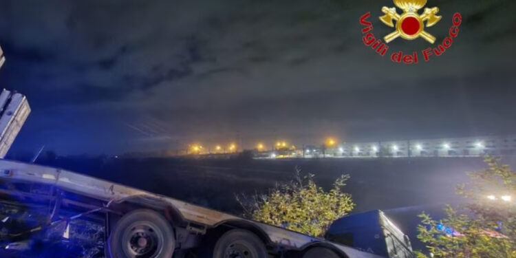 Auto e camion precipitano in scarpata a Gricignano di Aversa: un giovane perde la vita, due feriti