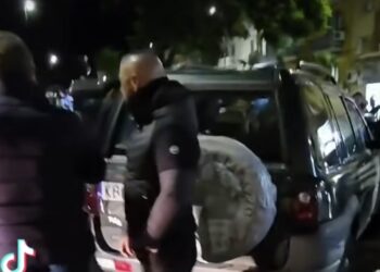 Lascia l’auto in mezzo al traffico per giocare a biliardo: pittbull senza museruola nell’auto, interviene la polizia