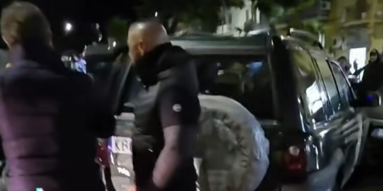 Lascia l’auto in mezzo al traffico per giocare a biliardo: pittbull senza museruola nell’auto, interviene la polizia