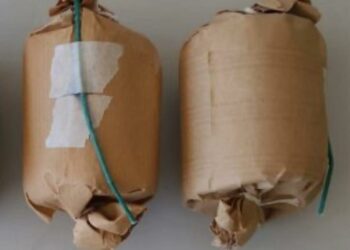 Bomba carta esplode davanti a una sala scommesse a Castello di Cisterna: danni alla struttura, indagini in corso