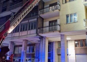 Avellino: momenti di tensione in centro, famiglia salvata dai vigili del fuoco e dalla polizia