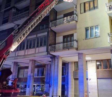 Avellino: momenti di tensione in centro, famiglia salvata dai vigili del fuoco e dalla polizia