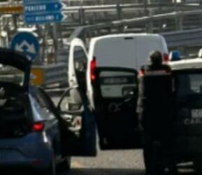 Scene da Far West sulla SS36 vicino a Bellano: un ferito grave