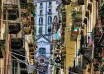 Spaccanapoli in balia della folla: ‘Residenti carcerati, turisti in pericolo‘