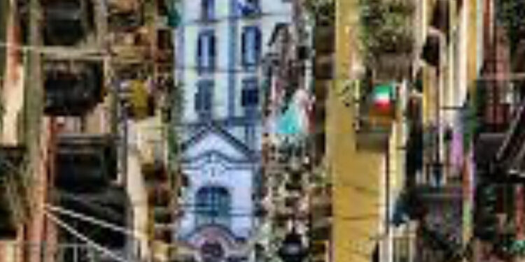 Spaccanapoli in balia della folla: ‘Residenti carcerati, turisti in pericolo‘