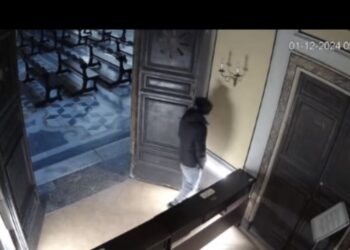 Napoli, oltraggio all’arte e alla fede: turista urina nella sala del presepe della chiesa