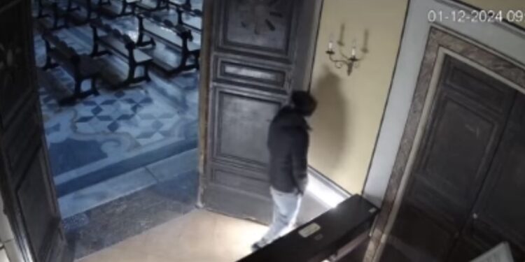 Napoli, oltraggio all’arte e alla fede: turista urina nella sala del presepe della chiesa