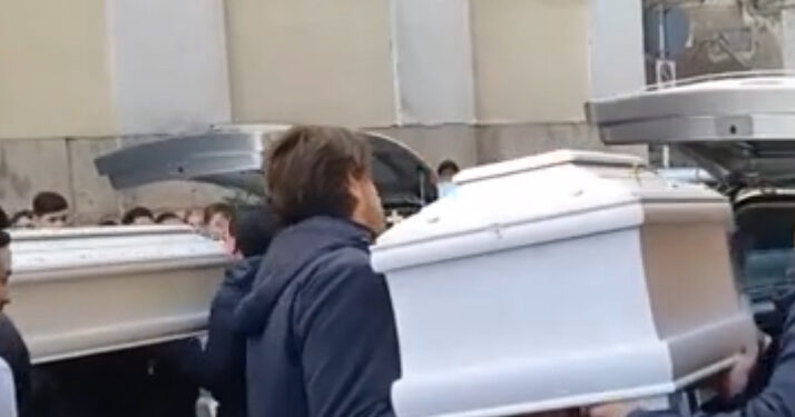 Tragedia a Ercolano: Dolore e Proteste ai Funerali di Sara e Aurora Esposito