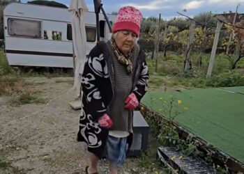 Pino Grazioli ammonisce Vanda: “Non puoi andare in giro così, è dicembre!”