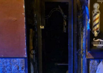 Afragola, esplode una bomba davanti a una barberia: danni e indagini in corso