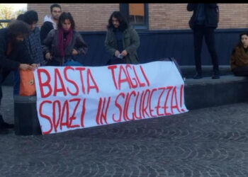 “Stop ai tagli, basta insicurezza”: gli studenti Unisa in protesta dopo il crollo del pino a Fisciano