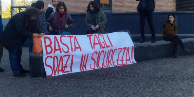 “Stop ai tagli, basta insicurezza”: gli studenti Unisa in protesta dopo il crollo del pino a Fisciano